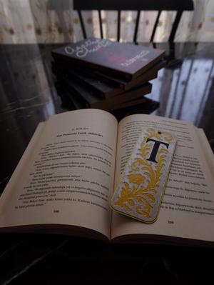 Elegant Monogram Bookmark – Letter T