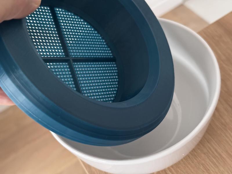 A tool to effortlessly wash rice and remove starch.