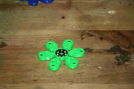 Skull and crossbones hand spinner