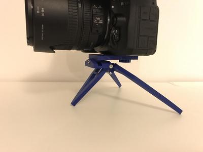 Compact and foldable camera tripod