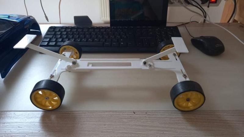 Adjustable rc chassis
