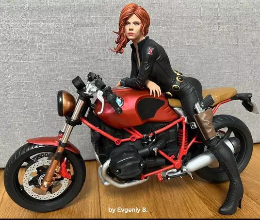 Viuda Negra en Moto Black Widow Bike Marvel