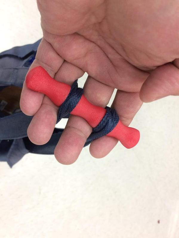Simple shopping bag carrier for finger strain relief