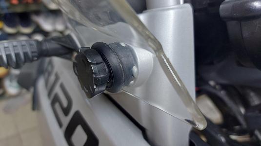 BMW r1200GS Windscreen Locking Disc
