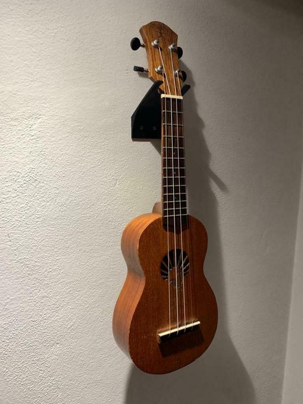 Ukulele wall mount