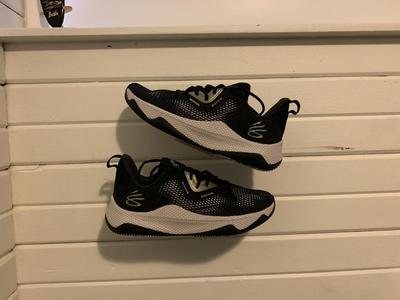  Floating Shoe Display