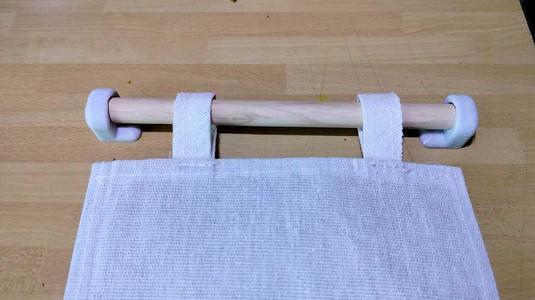 Magnetic hanger, pole version