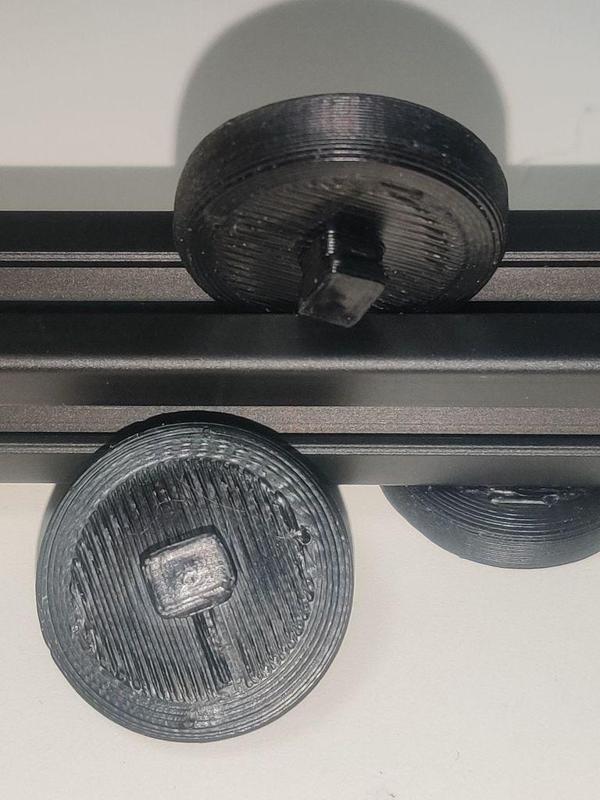 "Inadvertent foot" for 2020 aluminum frames － 2020 アルミフレームのための「うっかり足」