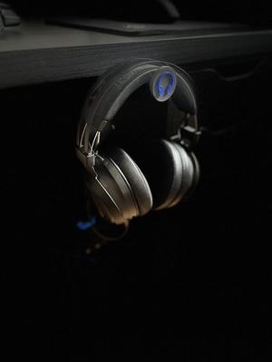 Extendible Headset-Hanger with Cable Clamp