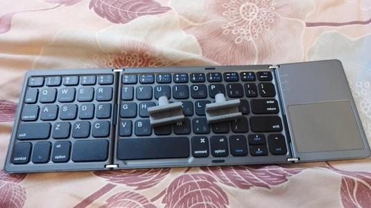 Legs for fixing the folding keyboard.