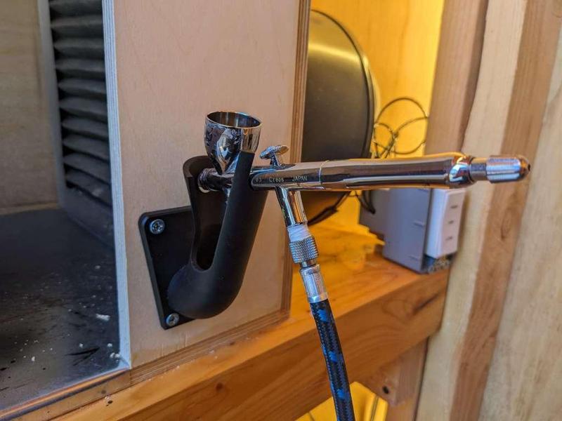 Wall-mounted vertical airbrush stand