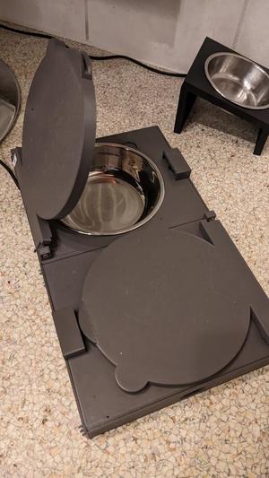 Cat feeder for wet food