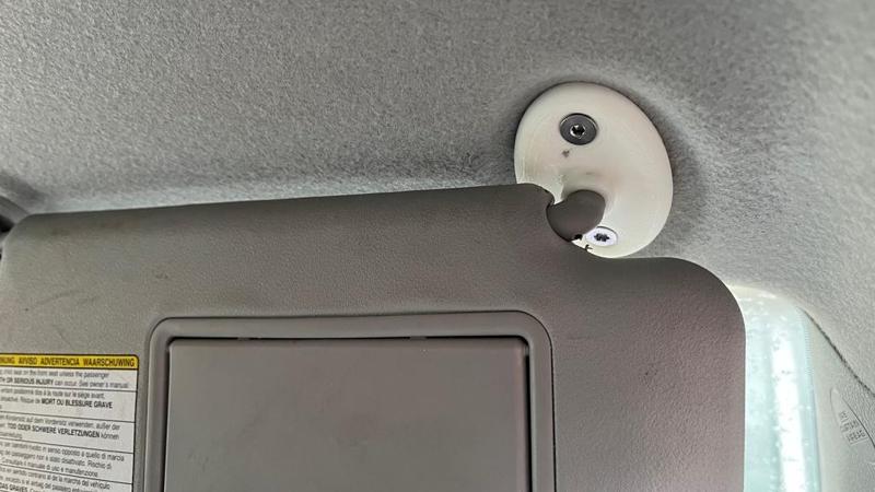 Fixation pare-soleil Yaris