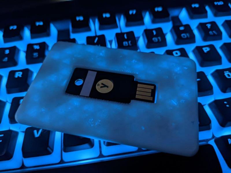 YubiKey 5-NFC Wallet-Keycard