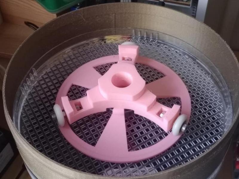 Spool dryer with roller base