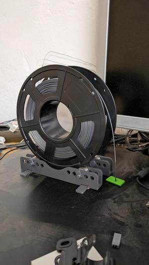 Spool holder, flexible width, without screws