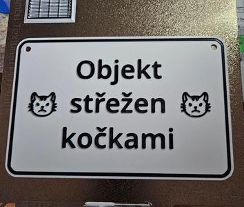 Table Object guarded by cats (CZ)