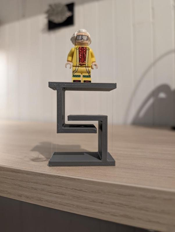 Small magnetic tensegrity table