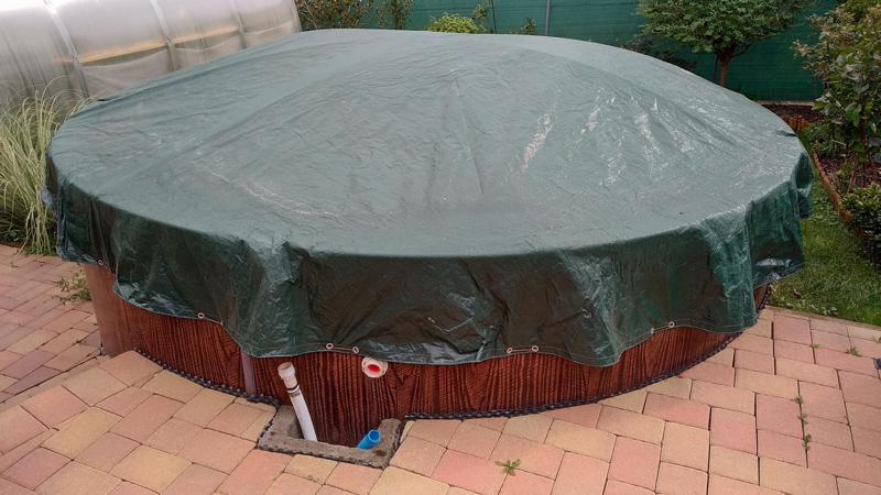 Střecha bazénu , proti dešti ano ,proti sněhu neobstál !! Budu ladit