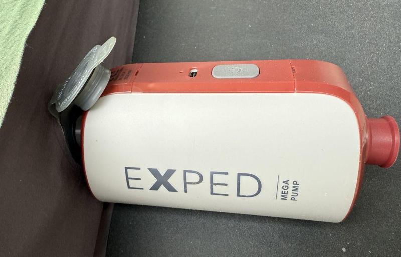 Deflation adapter for EXPED's Mega Pump carabine socket connecting to small valve of Megamats