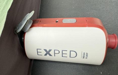 Deflation adapter for EXPED's Mega Pump carabine socket connecting to small valve of Megamats