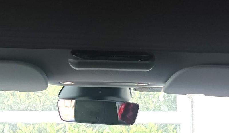 Tesla Model 3 / Model Y sunglasses holder