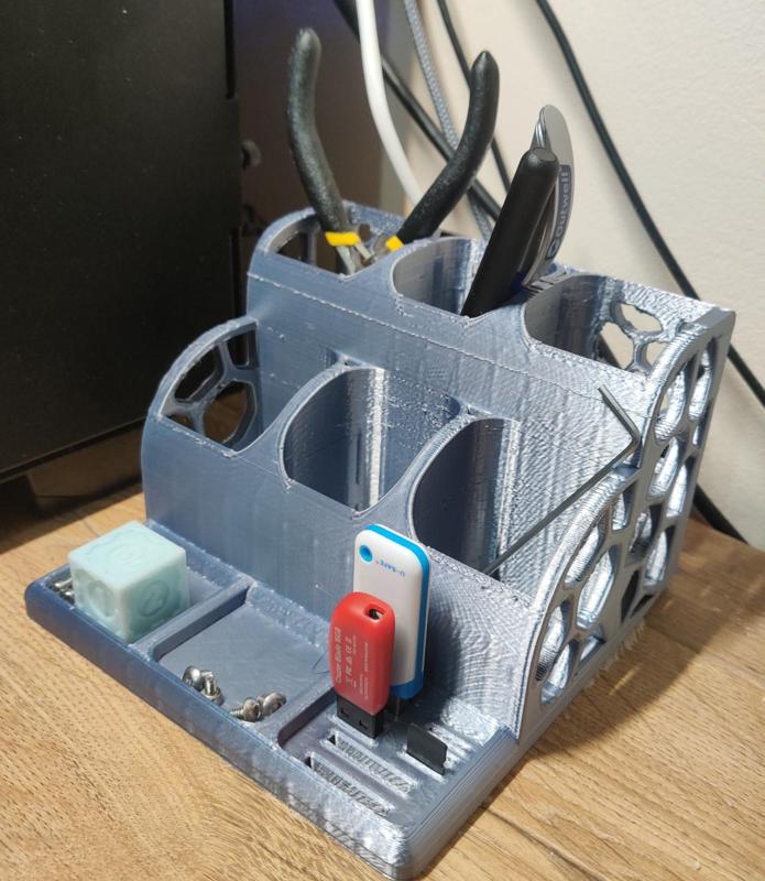 Desk organiser with USB & SD card holder voronoi