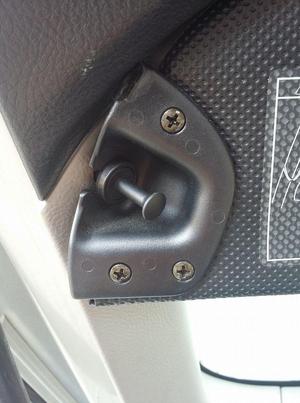 Lexus IS300 SportCross luggage compartment Clip