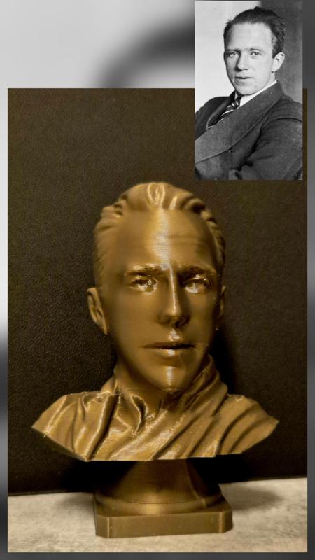 Werner Heisenberg Statue