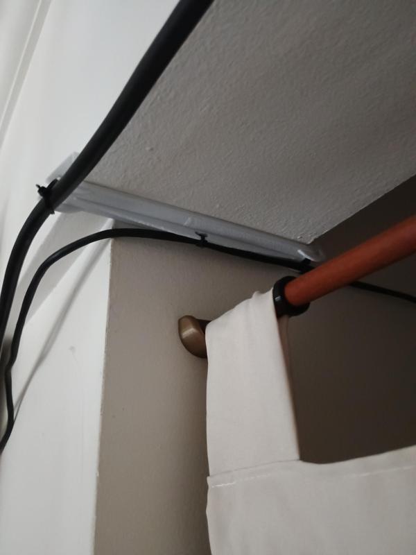 Hanging cable clamp