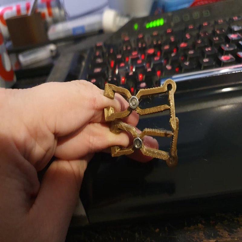 Small clamps for pea-shaped objects that are nipples 