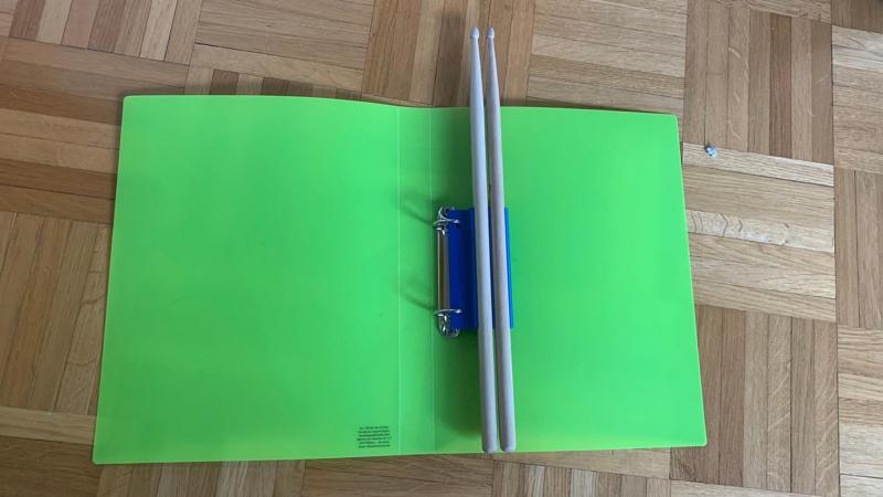 Schlagzeugstock-Halterung für Ordner / Drumstick holder for ring binder