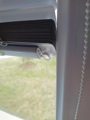 Boční koncovka lišty žaluzií s očkem