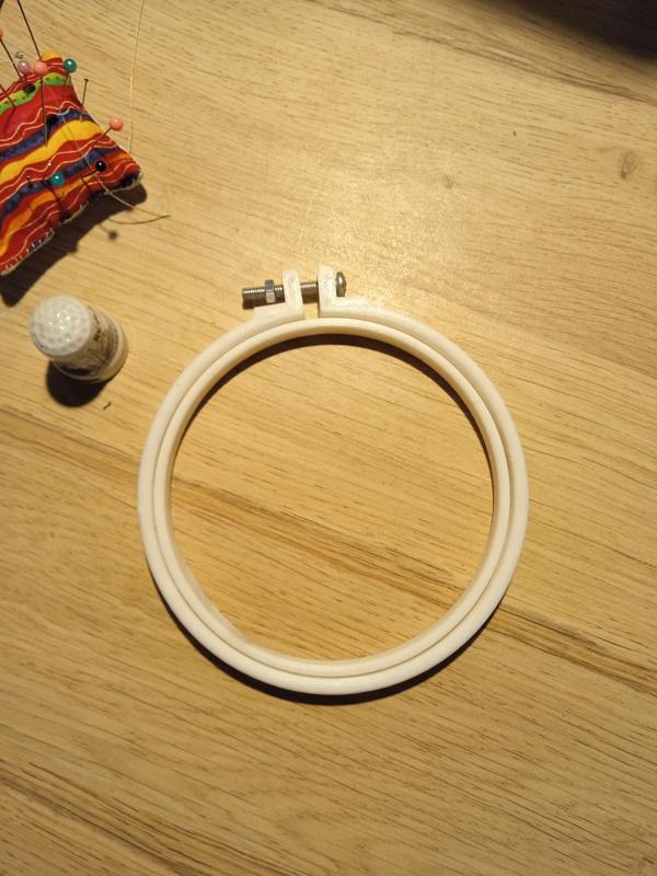 embroidery hoop - cercle a broder
