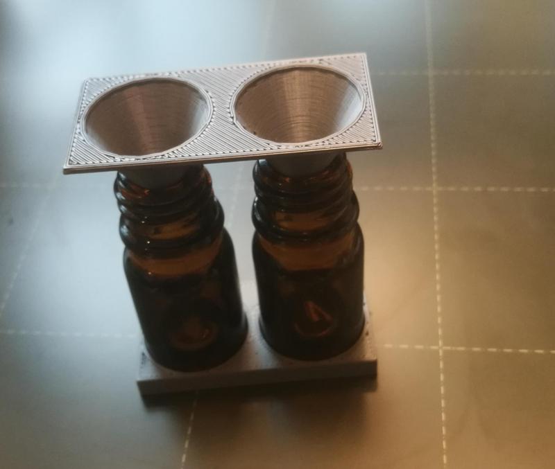 Double funnel for 5mL bottles with no overhang