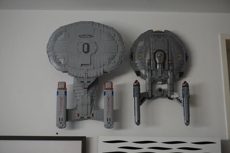 Wall mount adapter for the Bluebrixx Star Trek TNG Enterprise  set