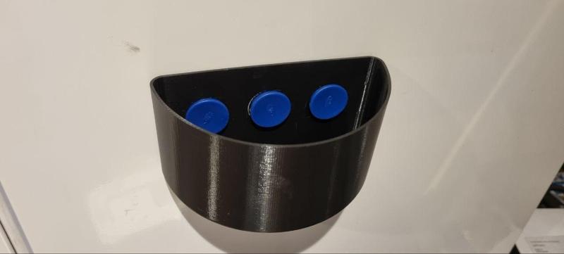 Aufbewahrungsbox, gehalten mit Magnete