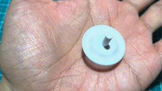 Mini fighting top rotates smoothly without support