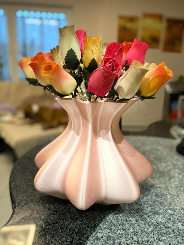 c°X simple curvy Vase