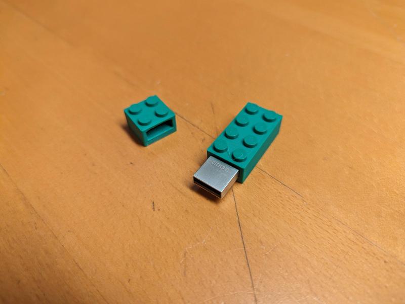 USB-Stick-Gehäuse im Klemmbaustein-Design