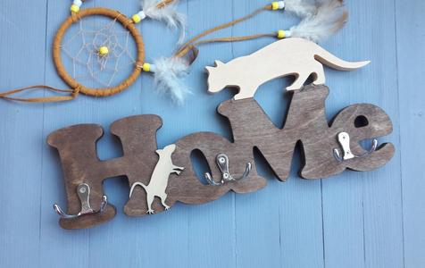 Key hanging with home inscription, cat and mouse picture