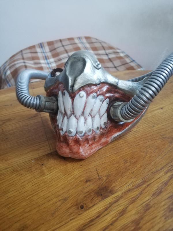 Immortan Joe Mask, Sharp teeth
