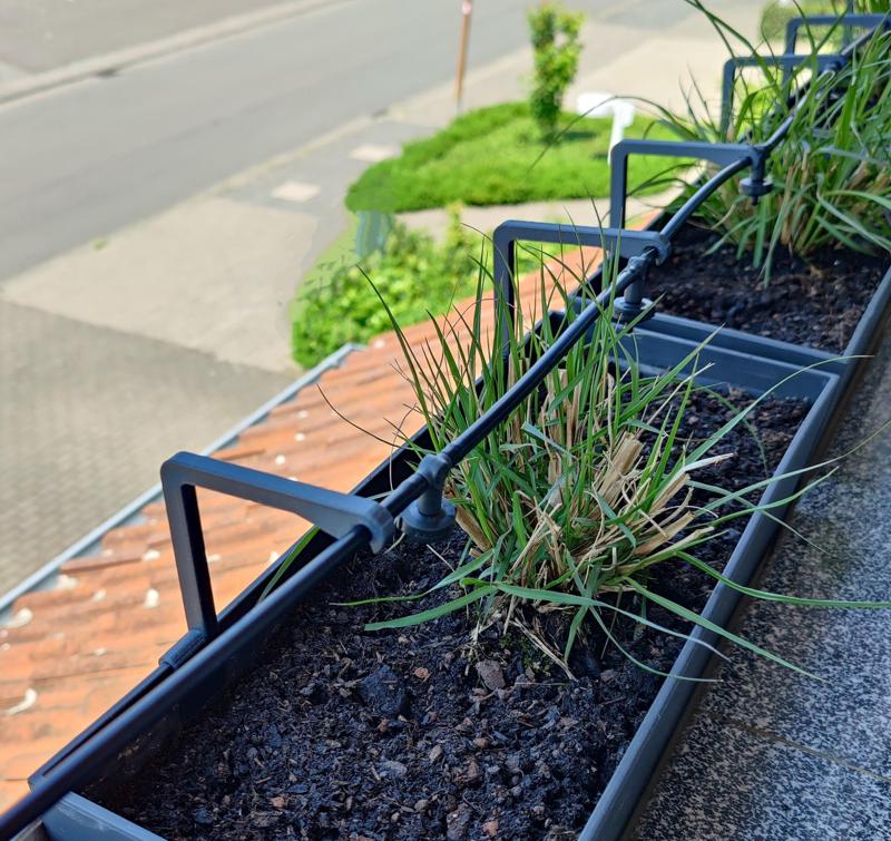Halterung zur Befestigung des Gardena Micro-Drip Verteilerrohrs 4,6 mm (3/16") an einem Blumenkasten/ Bracket for attaching the Gardena Micro-Drip distributor pipe 4.6 mm (3/16") to a flower box