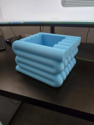 Curvy Plant Pot w/ hidden water tray - Mid Century Modern