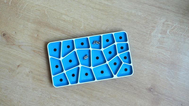 Magnetic tray for screws