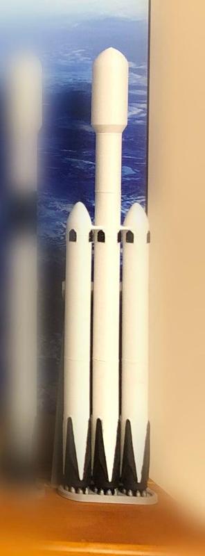 SpaceX Falcon Heavy rocket, 1/200 scale