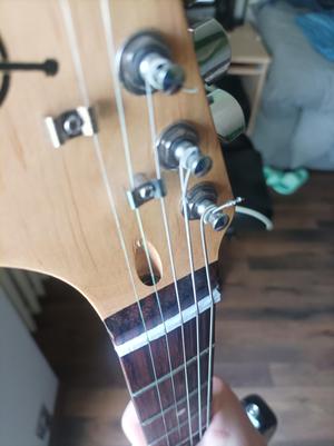 Electric guitar saddle