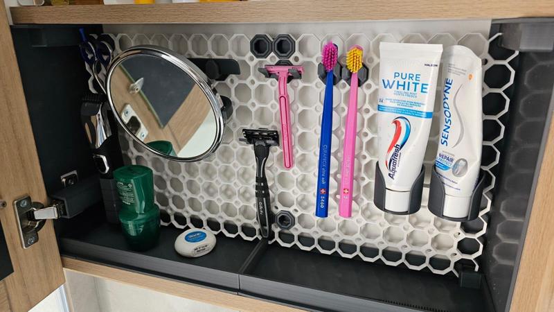 Bathroom shelf with multiboard.io back