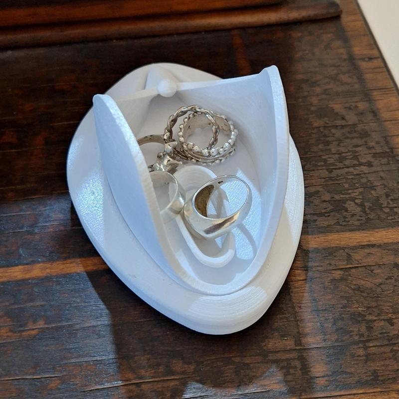 Vulva Jewellery Box to store rings and little objects