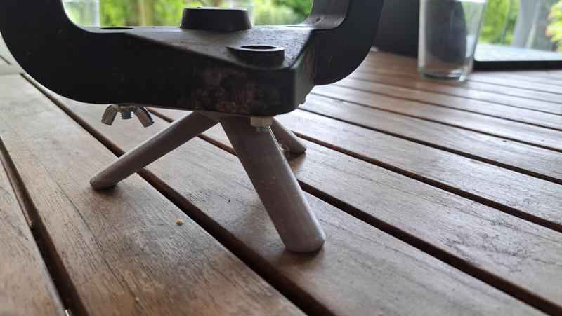 Tripod for outdoors lamp